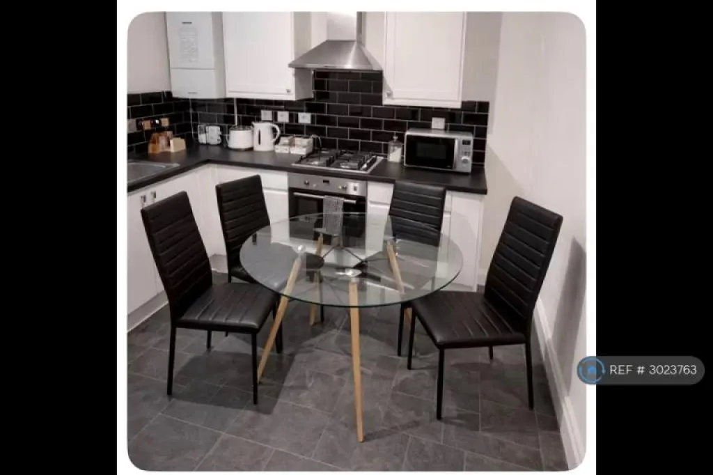 2 bedroom flat in Grove Road, London, E3 (2 bed) (#3023763)