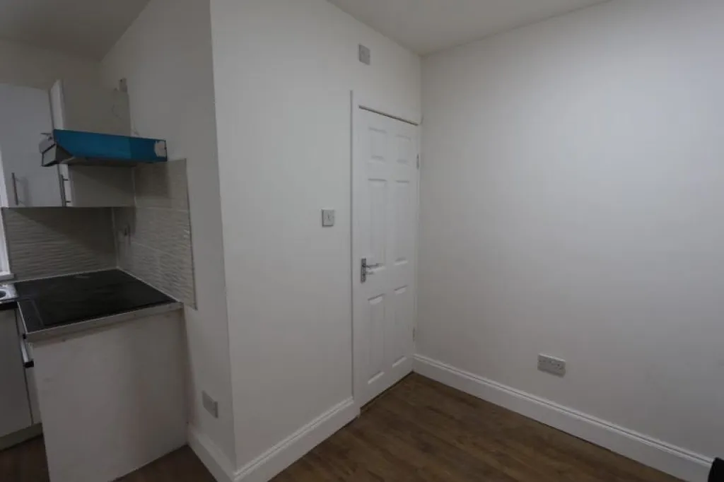 Refurbished Self-Contained Studio, Bills Included, 10 Mins to Ilford Station