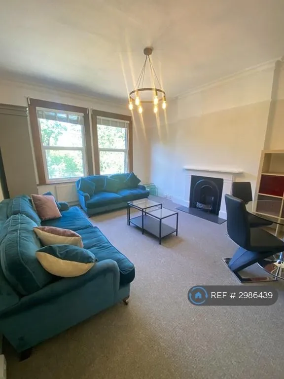 1 bedroom flat in Castlebar Road, London, W5 (1 bed) (#2986439)