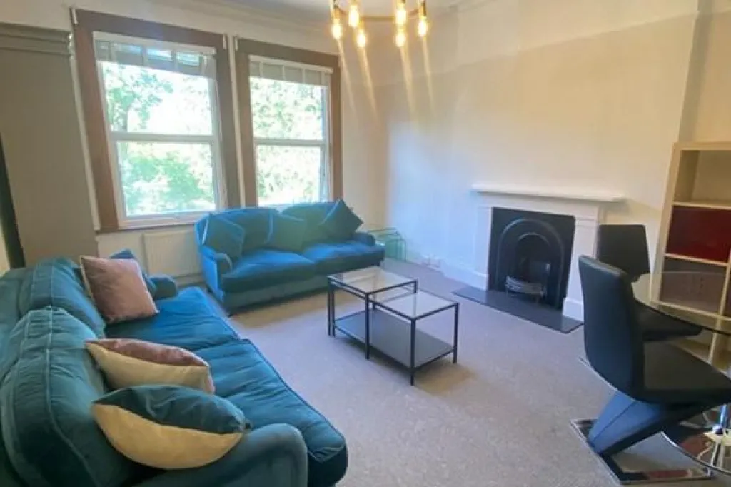 1 bedroom flat in Castlebar Road, London, W5 (1 bed) (#2986439)