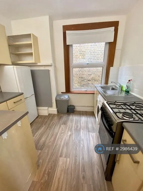 1 bedroom flat in Castlebar Road, London, W5 (1 bed) (#2986439)