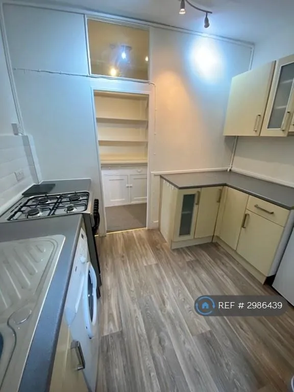 1 bedroom flat in Castlebar Road, London, W5 (1 bed) (#2986439)