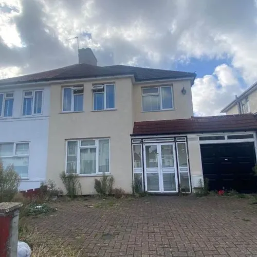 Spacious 4-bedroom semi-detached house to rent in Wembley - Wigginton Way