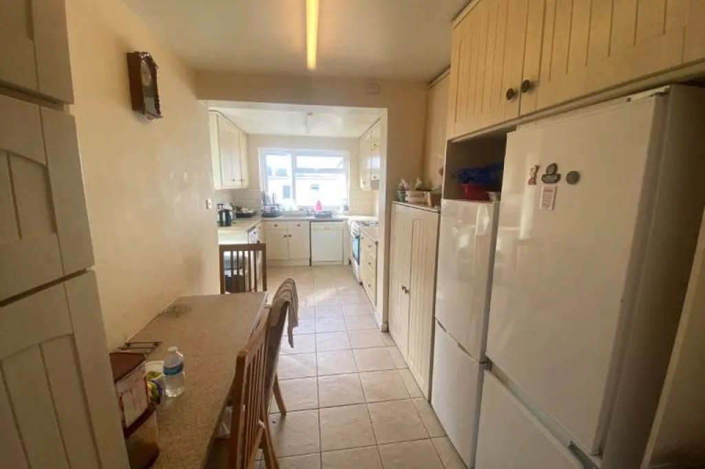 Spacious 4-bedroom semi-detached house to rent in Wembley - Wigginton Way