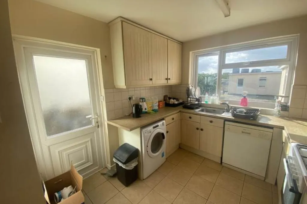Spacious 4-bedroom semi-detached house to rent in Wembley - Wigginton Way