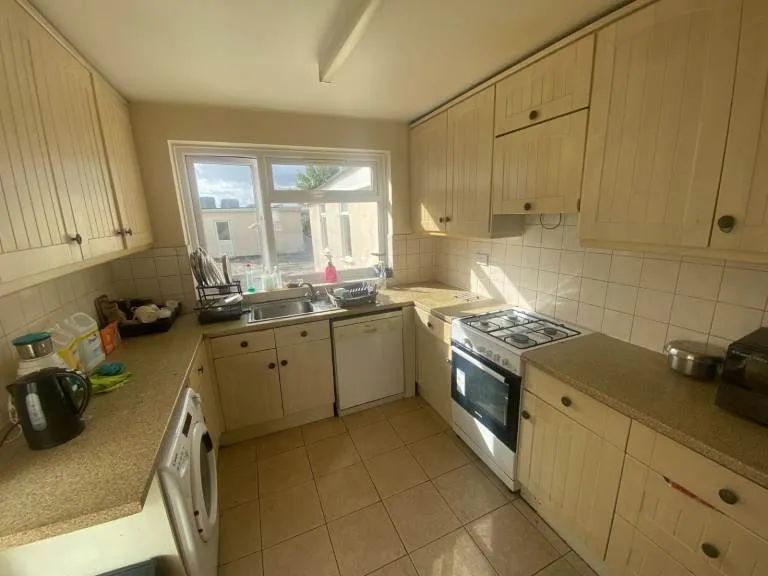 Spacious 4-bedroom semi-detached house to rent in Wembley - Wigginton Way