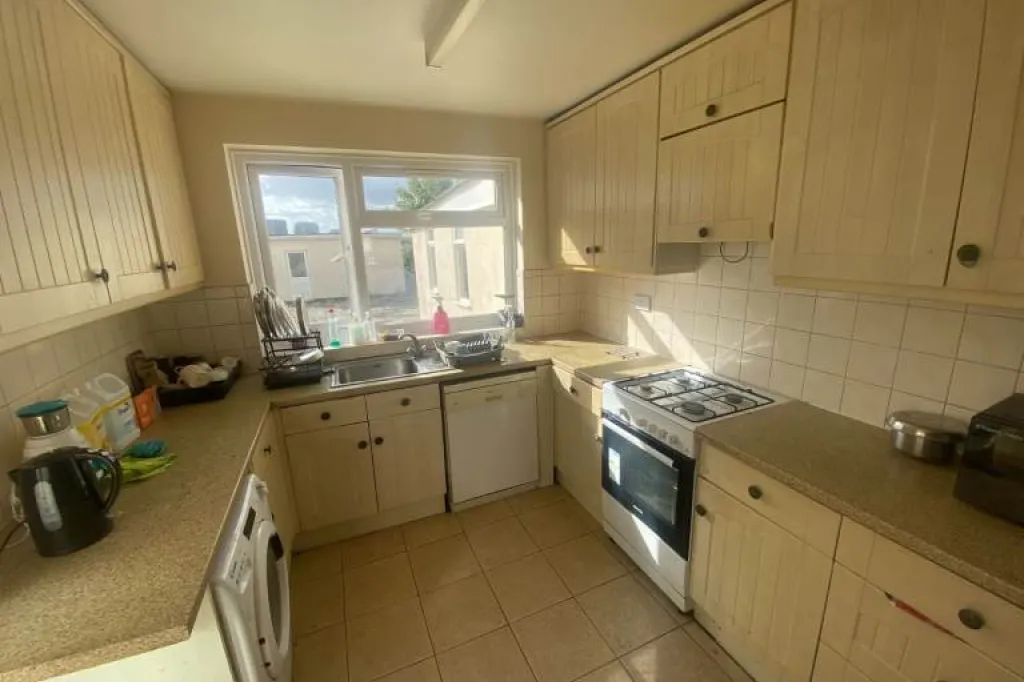 Spacious 4-bedroom semi-detached house to rent in Wembley - Wigginton Way