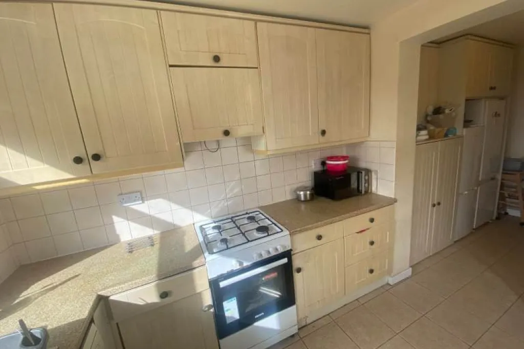 Spacious 4-bedroom semi-detached house to rent in Wembley - Wigginton Way