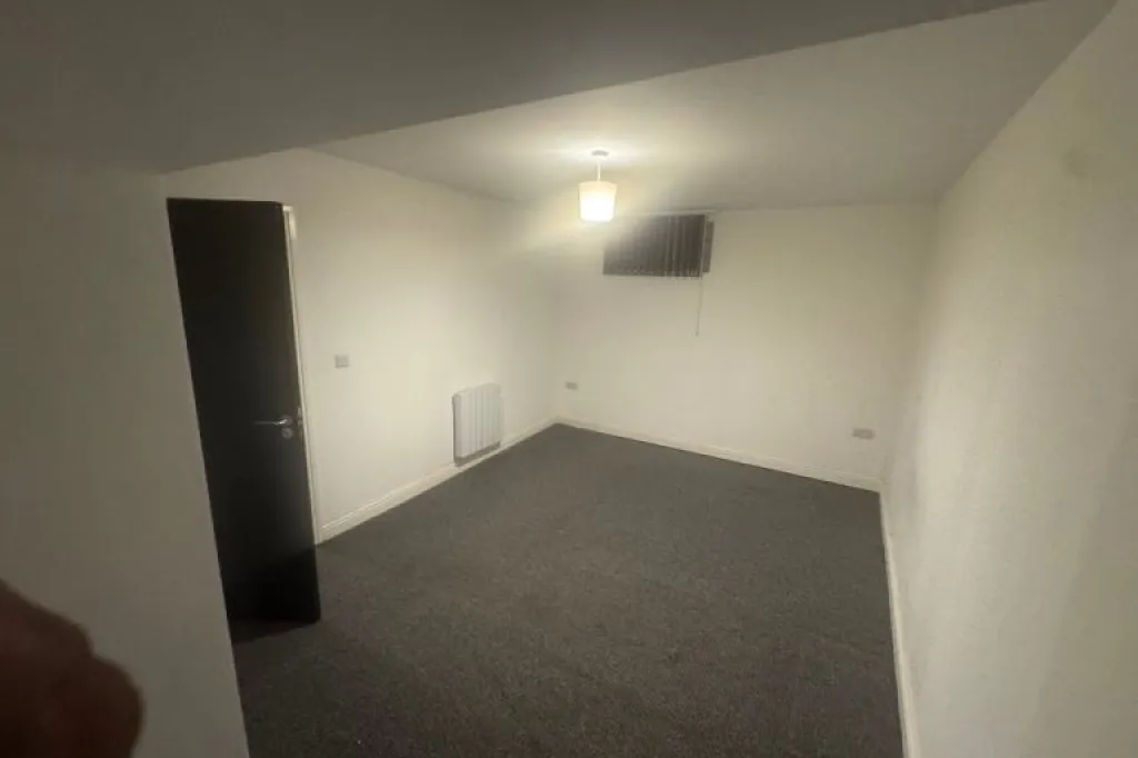 2 bed large ground floor flat