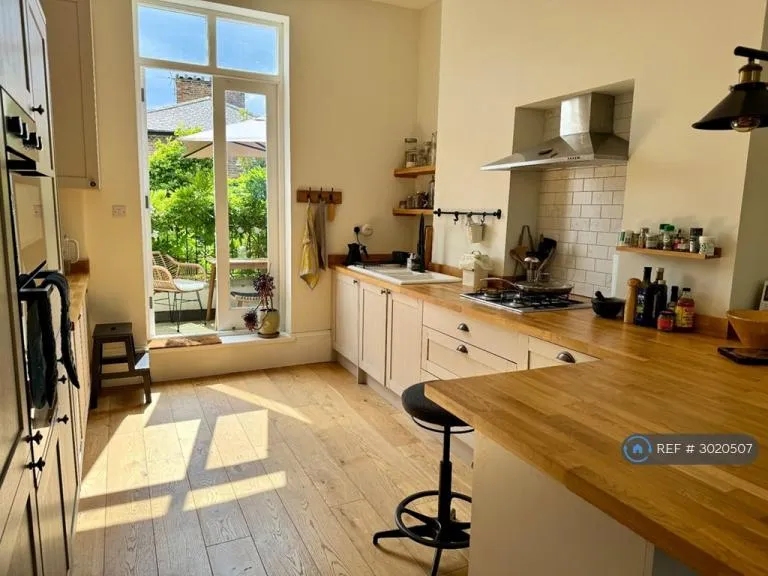 2 bedroom flat in Hazellville Road, London, N19 (2 bed) (#3020507)