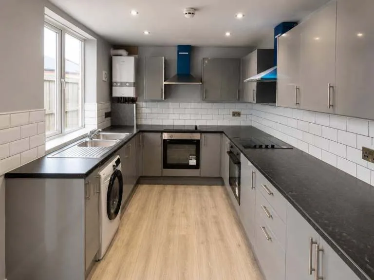 6 Bed HMO House Worksop S80 Near Bassetlaw Hospital | COMPANY LET ALLOWED