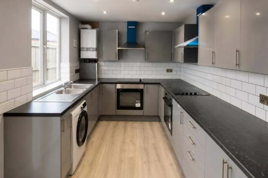 6 Bed HMO House Worksop S80 Near Bassetlaw Hospital | COMPANY LET ALLOWED