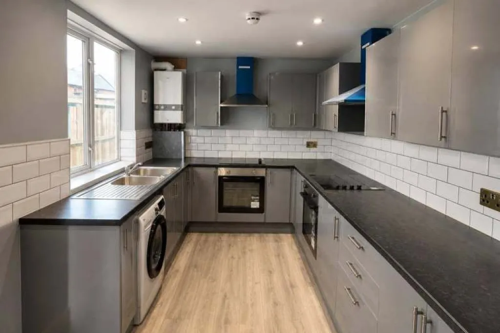 6 Bed HMO House Worksop S80 Near Bassetlaw Hospital | COMPANY LET ALLOWED