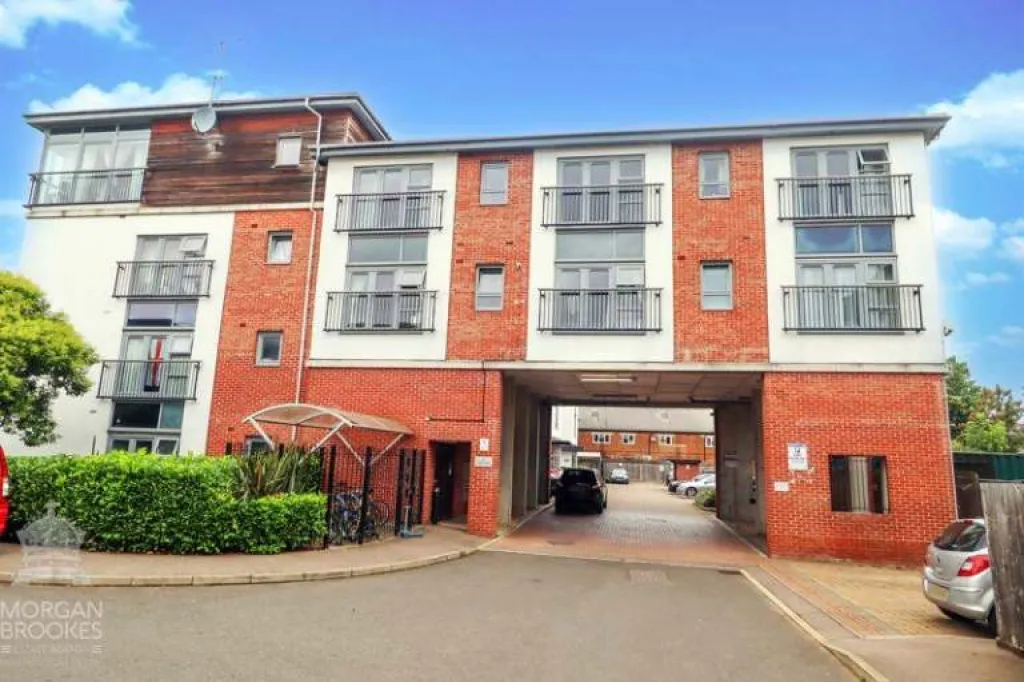 Studio Room in Windsor, Berkshire (SL4 3QB)