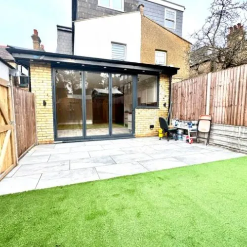 3 bed apartment in the Heart of Whetston, Totteridge Lane, Whetstone, North London, N20-Ref: 2104