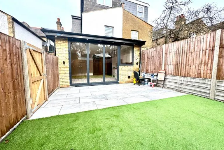 3 bed apartment in the Heart of Whetston, Totteridge Lane, Whetstone, North London, N20-Ref: 2104