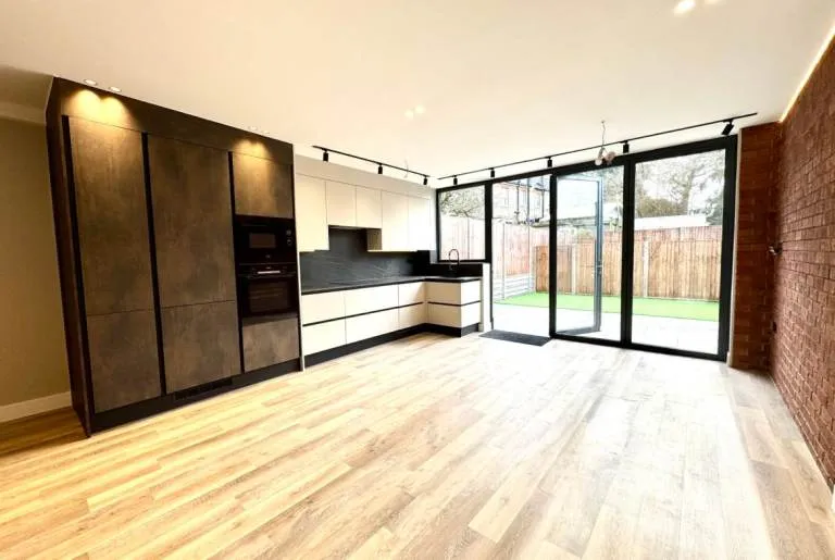 3 bed apartment in the Heart of Whetston, Totteridge Lane, Whetstone, North London, N20-Ref: 2104