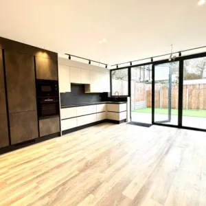 3 bed apartment in the Heart of Whetston, Totteridge Lane, Whetstone, North London, N20-Ref: 2104