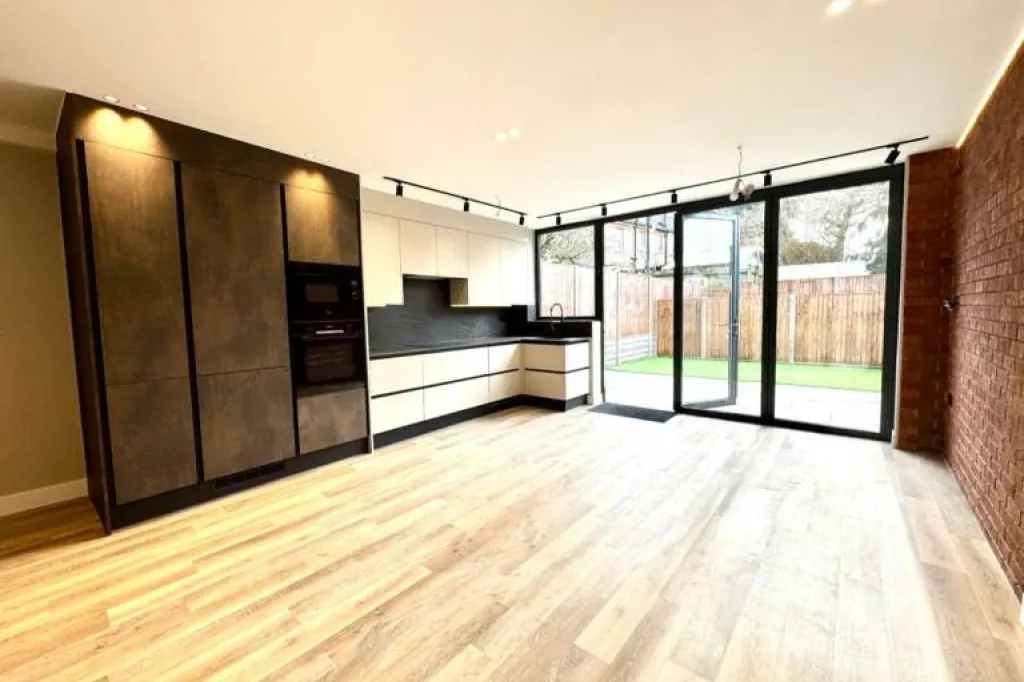 3 bed apartment in the Heart of Whetston, Totteridge Lane, Whetstone, North London, N20-Ref: 2104