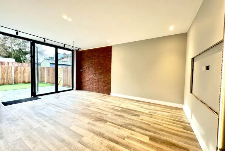 3 bed apartment in the Heart of Whetston, Totteridge Lane, Whetstone, North London, N20-Ref: 2104