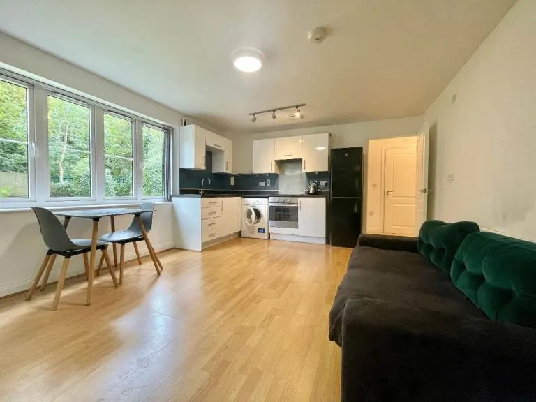 1 Bedroom Ground Floor Flat To Rent - Hollingworth Mews, Watford , WD25 0AB