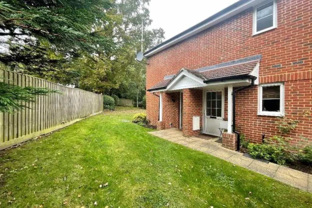 1 Bedroom Ground Floor Flat To Rent - Hollingworth Mews, Watford , WD25 0AB