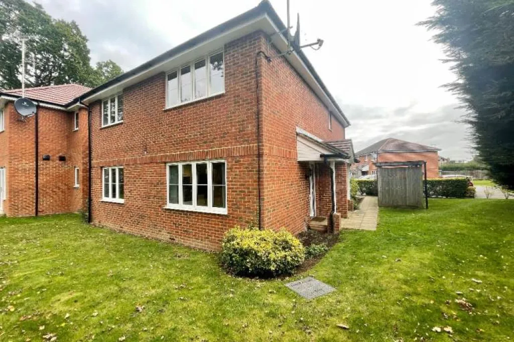 1 Bedroom Ground Floor Flat To Rent - Hollingworth Mews, Watford , WD25 0AB