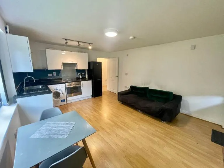 1 Bedroom Ground Floor Flat To Rent - Hollingworth Mews, Watford , WD25 0AB