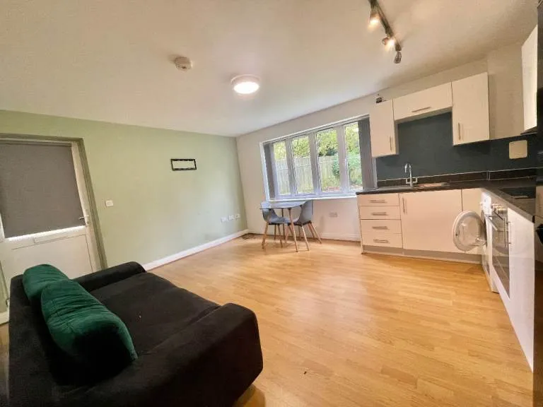 1 Bedroom Ground Floor Flat To Rent - Hollingworth Mews, Watford , WD25 0AB
