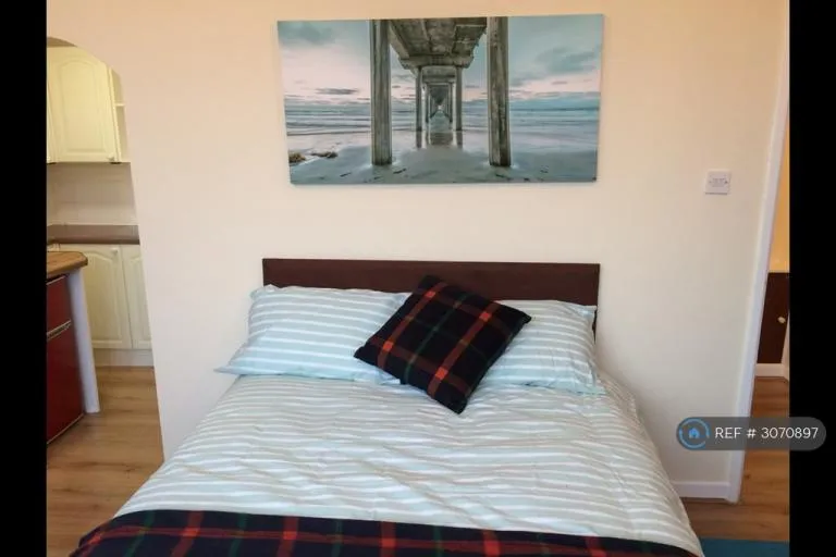 Studio flat in Victoria Road, Merseyside, CH45 (#3070897)