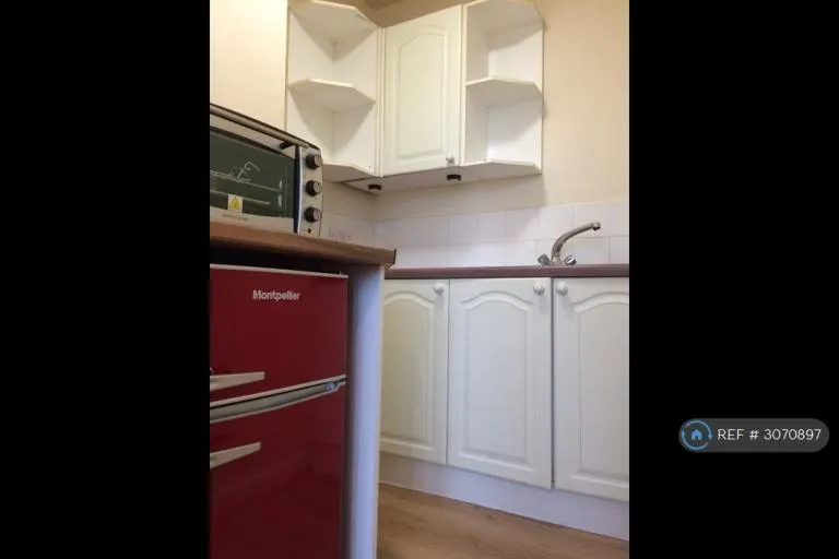 Studio flat in Victoria Road, Merseyside, CH45 (#3070897)