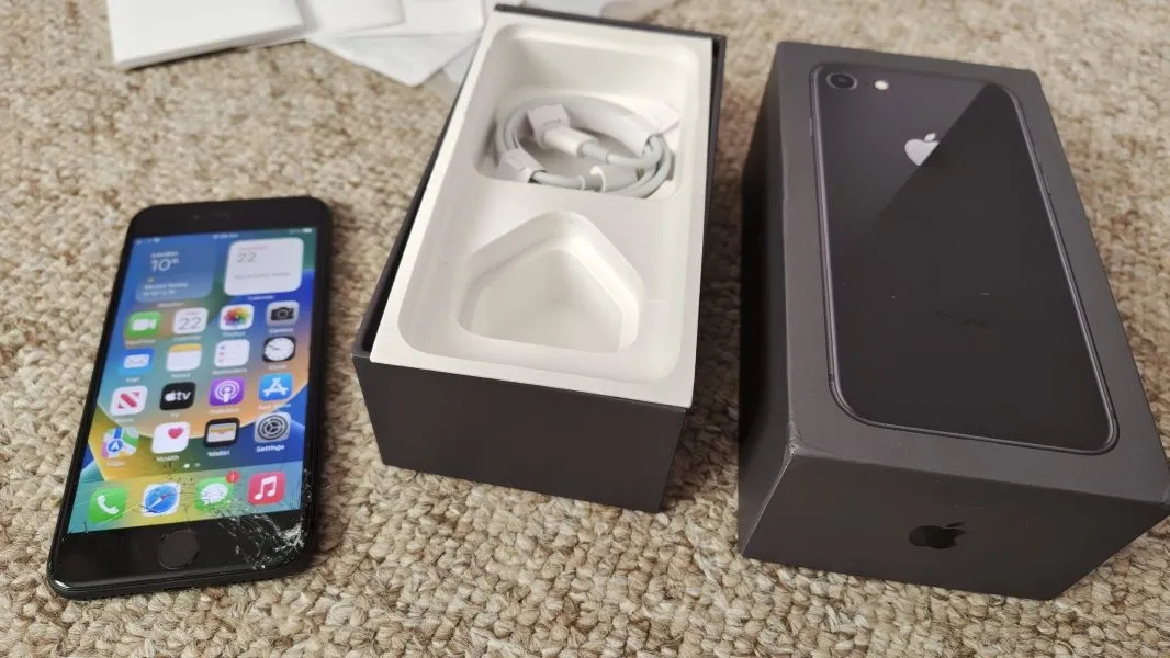 boxed unlocked apple iphone 8 mobile phone with free postage