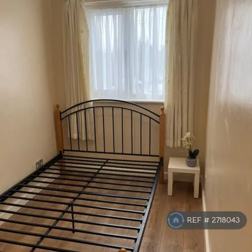 1 bedroom flat in Clayhall, Ilford, IG5 (1 bed) (#2718043)