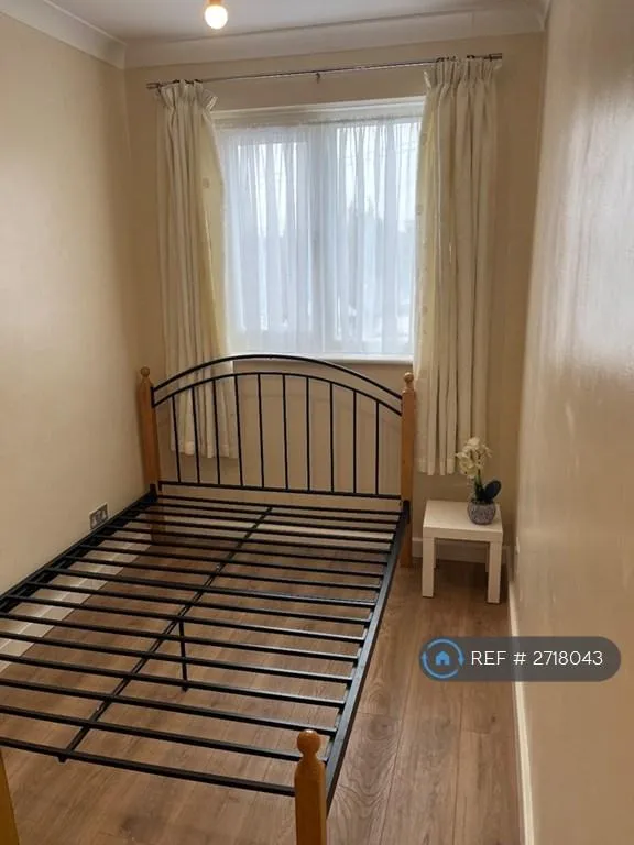 1 bedroom flat in Clayhall, Ilford, IG5 (1 bed) (#2718043)