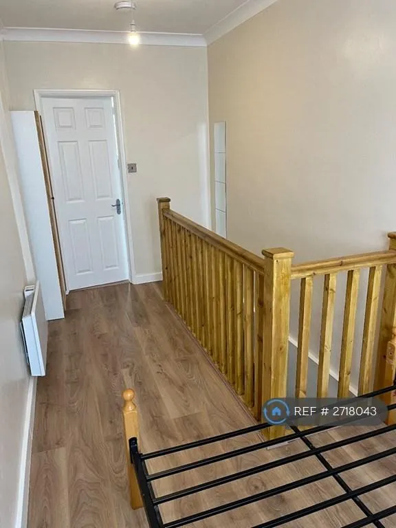 1 bedroom flat in Clayhall, Ilford, IG5 (1 bed) (#2718043)