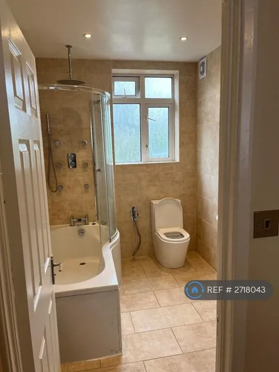 1 bedroom flat in Clayhall, Ilford, IG5 (1 bed) (#2718043)