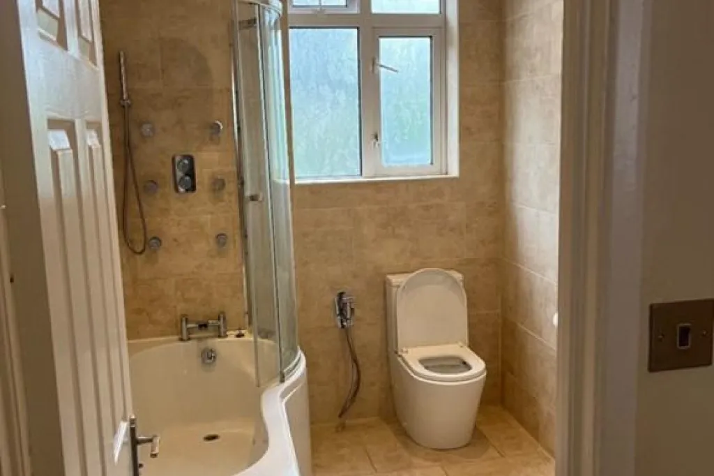 1 bedroom flat in Clayhall, Ilford, IG5 (1 bed) (#2718043)