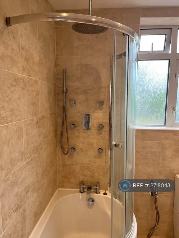 1 bedroom flat in Clayhall, Ilford, IG5 (1 bed) (#2718043)