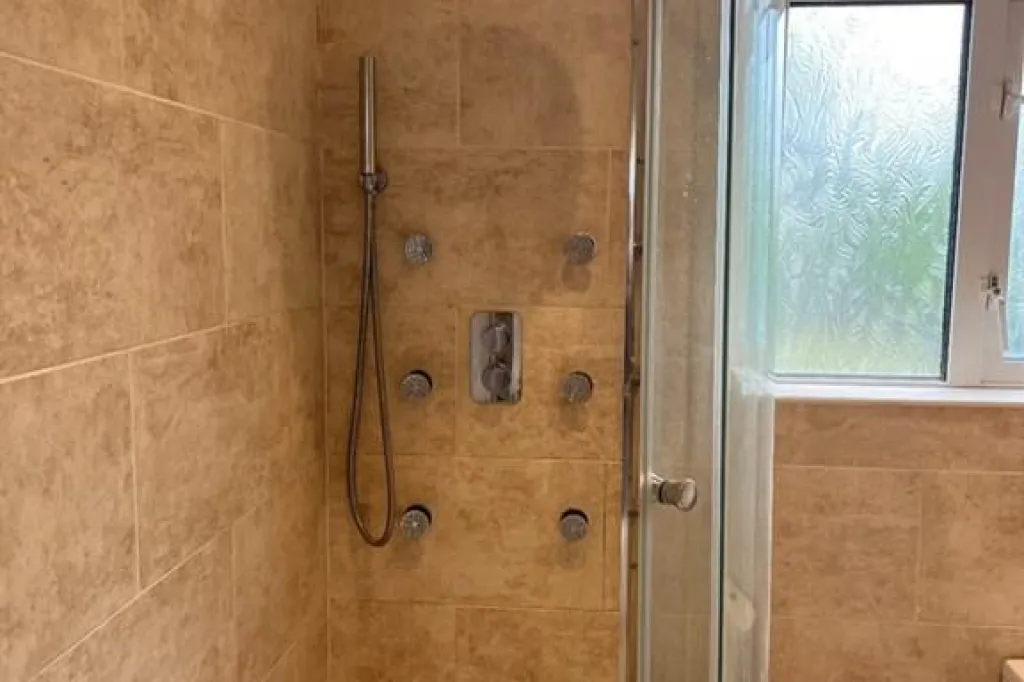 1 bedroom flat in Clayhall, Ilford, IG5 (1 bed) (#2718043)