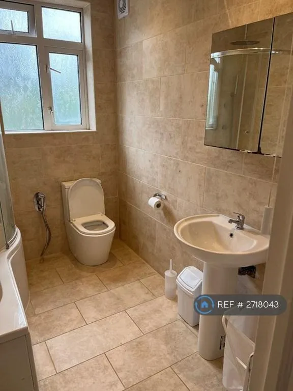 1 bedroom flat in Clayhall, Ilford, IG5 (1 bed) (#2718043)