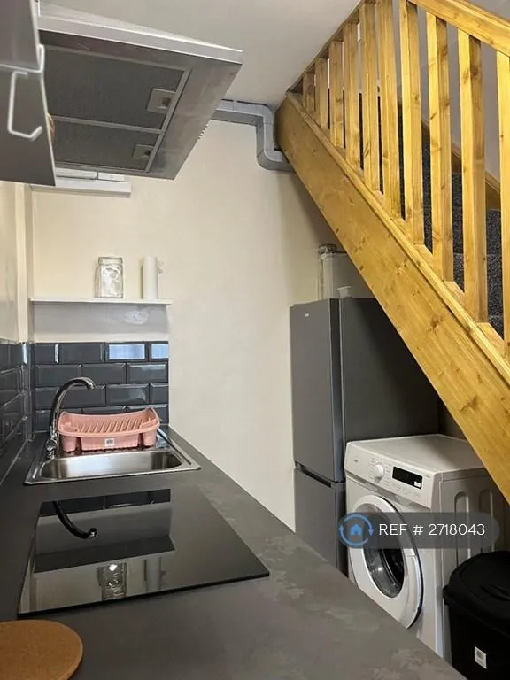 1 bedroom flat in Clayhall, Ilford, IG5 (1 bed) (#2718043)
