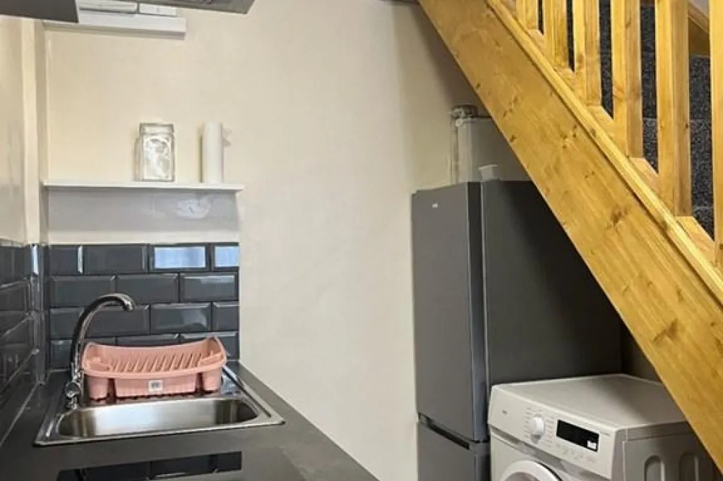 1 bedroom flat in Clayhall, Ilford, IG5 (1 bed) (#2718043)