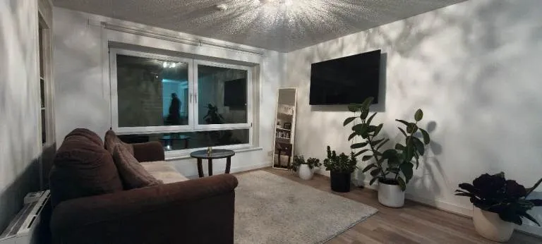 Spacious, renovated 2 bedroom flat, part furnished KY11 4JQ