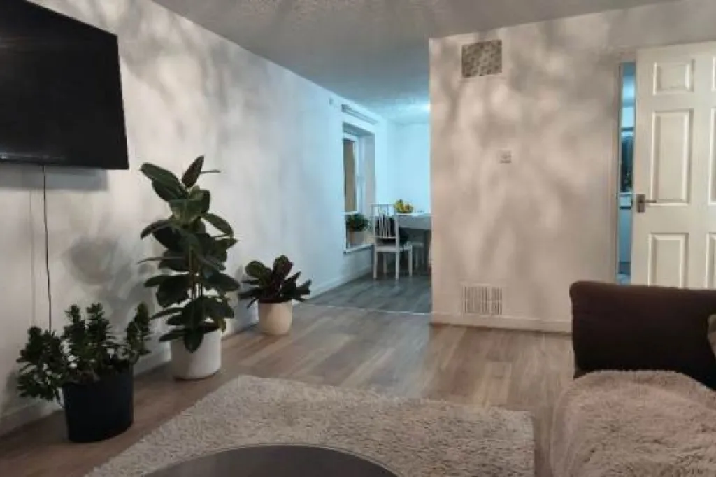 Spacious, renovated 2 bedroom flat, part furnished KY11 4JQ