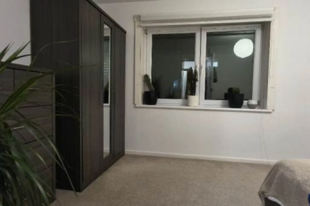 Spacious, renovated 2 bedroom flat, part furnished KY11 4JQ