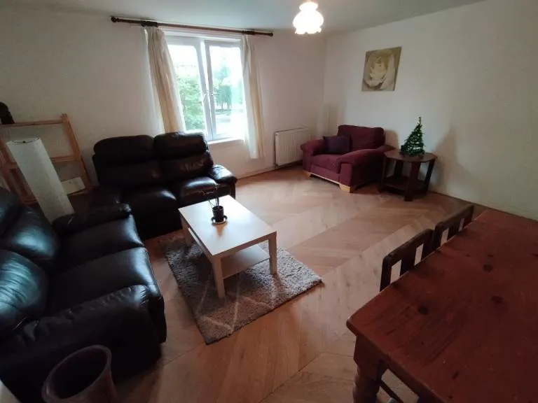 3 bedroom upper villa Pennywell Rd