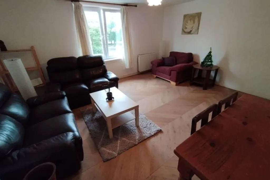 3 bedroom upper villa Pennywell Rd