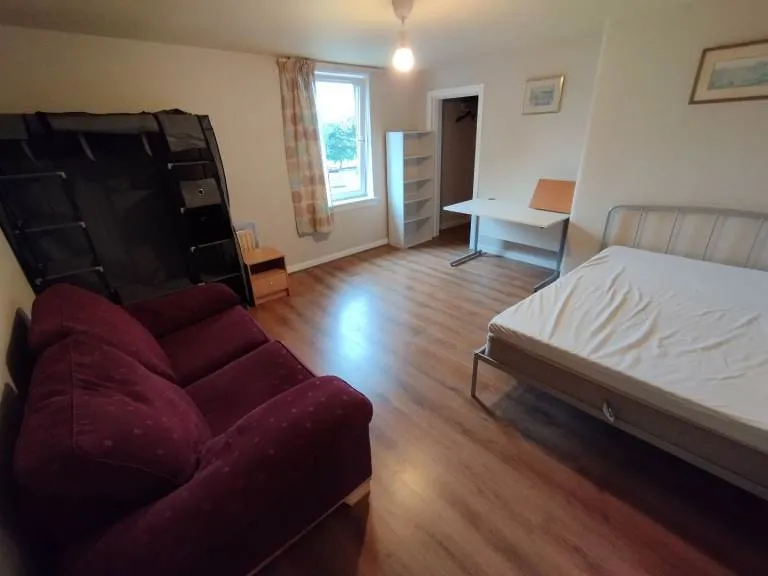 3 bedroom upper villa Pennywell Rd