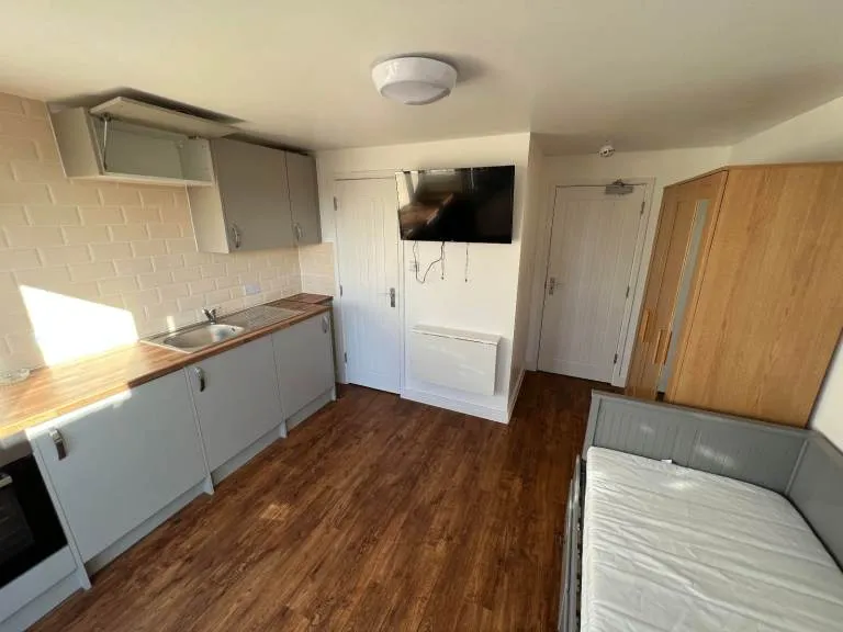 Self Contained Studio to rent - £950 - All bills inc.