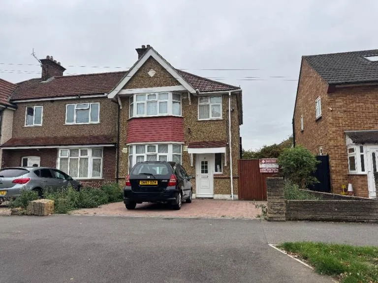 Semi Detached House for Rent - 3 Bedroom - Wimborne Avenue, Hayes, UB4 0HJ